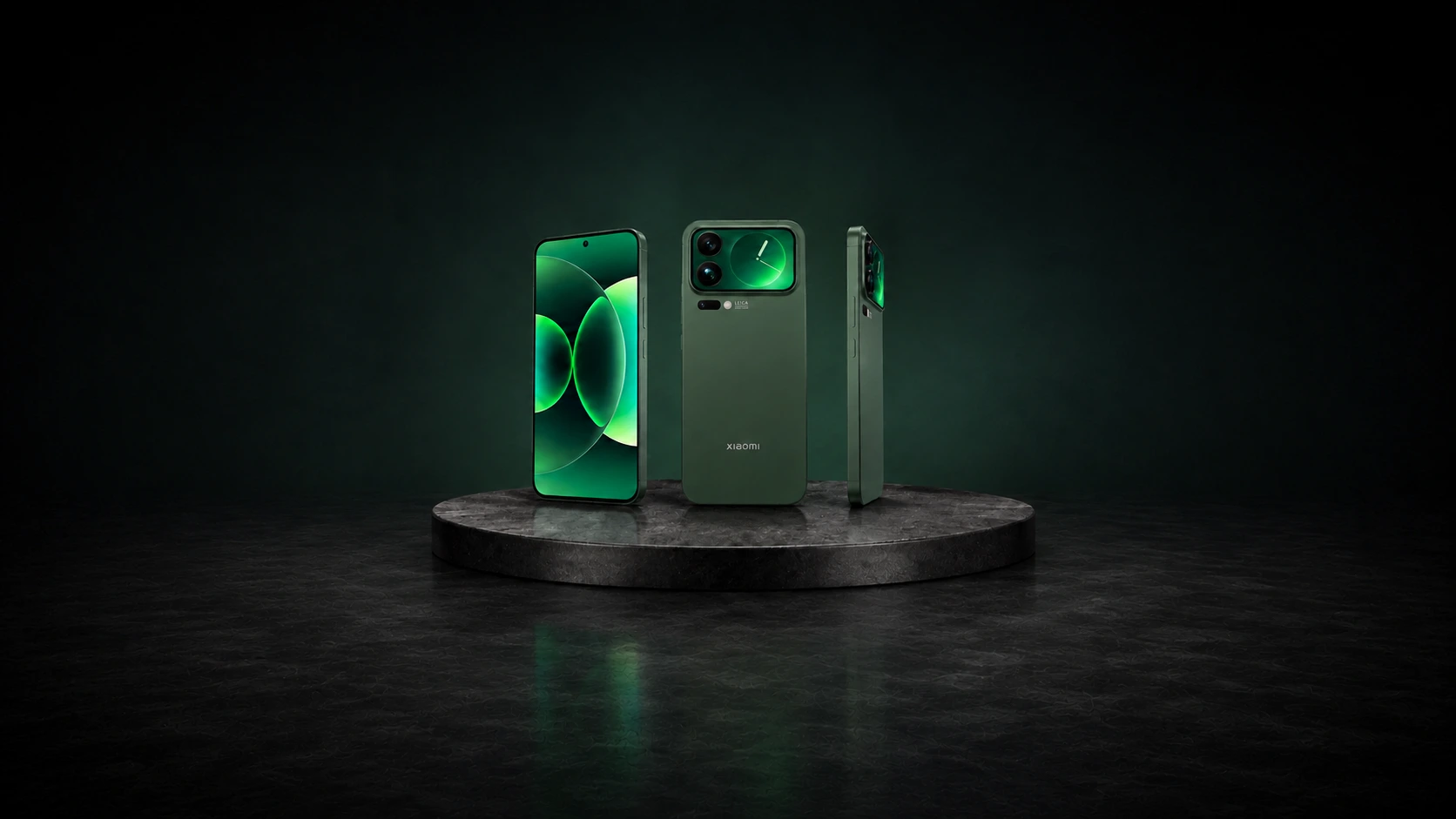 Xiaomi 17 pro max de color verde exhibidos sobre una plataforma oscura con iluminación de estudio